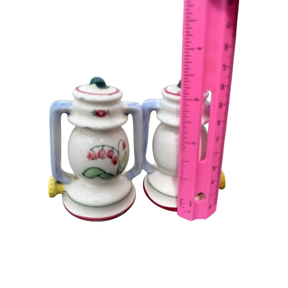 🕯️ Vintage Lantern Salt & Pepper Shakers Hand Painted Retro Cottage Kitchen - Picture 3 of 3